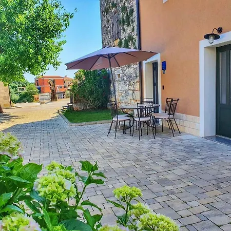 Appartement Komfortables Mit Whirlpool, Pool, Klima, Privater Terrasse - Nur 5 Km Bis Poreč