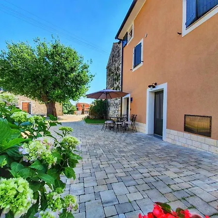 Komfortables Mit Whirlpool, Pool, Klima, Privater Terrasse - Nur 5 Km Bis