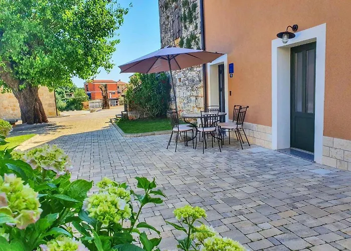 Apartmán Komfortables Mit Whirlpool, Pool, Klima, Privater Terrasse - Nur 5 Km Bis Poreč