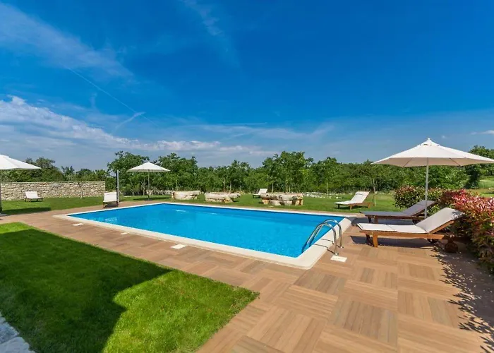 Apartmán Komfortables Mit Whirlpool, Pool, Klima, Privater Terrasse - Nur 5 Km Bis Poreč